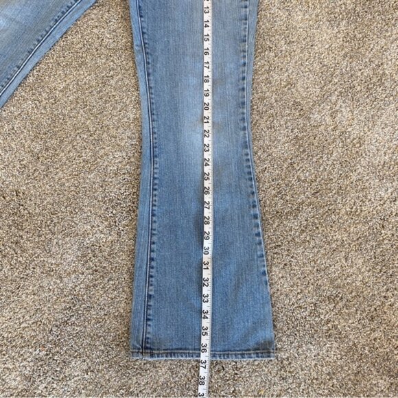 Levi’s signature light wash modern bootcut jeans with flared leg. Women's size 8 - Picture 9 of 9